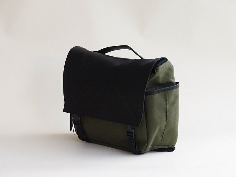 【ふるさと納税】 バッグ 鹿革 メッセンジャーバッグ レザー MESSENGER 選べる カラー ブラック×カーキ ブラック×ブラック チャコールグレー×ブラック ネイビー×ブラック ジェンダーレス 男女兼用 アップサイクル ショルダーバッグ サイドポケット付 かばん 送料無料 サムネイル2