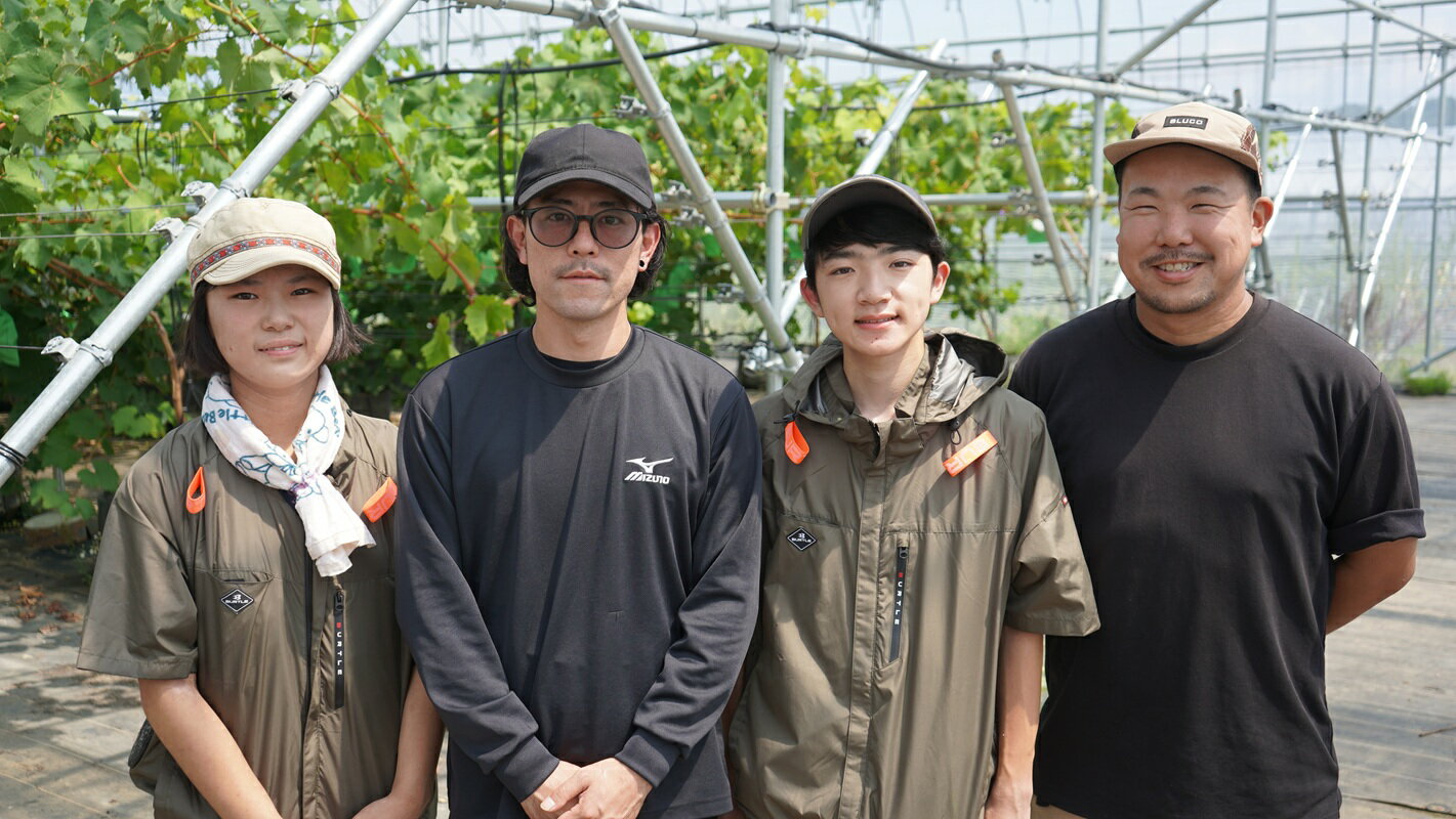 【ふるさと納税】 シャインマスカット 選べる容量 1.0kg 1.5kg 2房 12月1月発送 低温貯蔵 マスカット ぶどう 葡萄 種なし フルーツ 果物 お取り寄せ 数量限定 期間限定 新鮮 贅沢 山梨県 北杜市 送料無料 サムネイル2