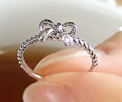 【ふるさと納税】 リング 指輪 ジュエリー レディース ファッション アクセサリー 天然 ダイヤモンド ゴールド K18 WG ピンキー 天然石 SIクラス 18金 ホワイト 小指 ねじりデザイン リボン 4月誕生石 プレゼント ラッピング ギフト 品質保証書付 r-125 (KRP) 【G27-1410】 サムネイル3