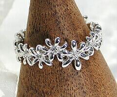 【ふるさと納税】 リング 指輪 ジュエリー レディース ファッション アクセサリー ゴールド K18 WG 地金 ピンキー ホワイト 18金 小指 シンプル 重ね付け 花 フラワー 植物 フェミニン 記念日 プレゼント ラッピング ギフト 品質保証書付 r-127 (KRP) 【G67-1410】 サムネイル3