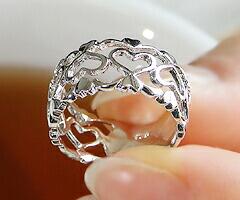 【ふるさと納税】 リング 指輪 ジュエリー レディース ファッション アクセサリー ゴールド K18 WG ピンキー オープン ハート 透かし 18金 ホワイト 小指 シンプル 華やか 幅広タイプ 太め 記念日 プレゼント ラッピング ギフト 品質保証書付 r-128 (KRP) 【G76-1412】 サムネイル3