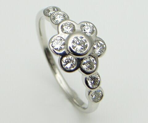 【ふるさと納税】 リング 指輪 ジュエリー レディース ファッション アクセサリー ゴールド 天然 ダイヤモンド 0.5ct K18 WG 天然石 SIクラス 0.5カラット 18金 11石 ホワイト 花 フラワー プレゼント 記念日 ラッピング ギフト 品質保証書付 r-13 (KRP) 【N51-1412】 サムネイル2