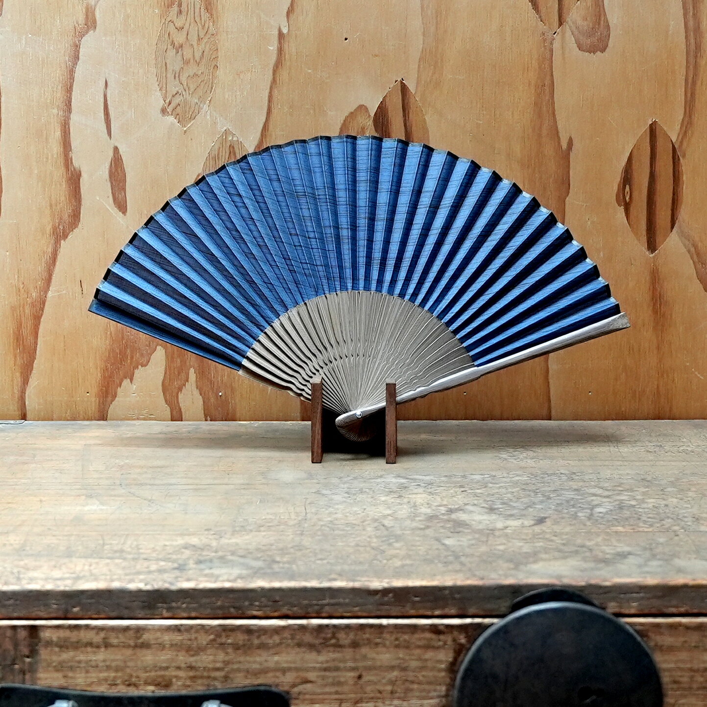 【ふるさと納税】途絶えた伝統復活「甲斐絹扇子」紺絣 サムネイル2