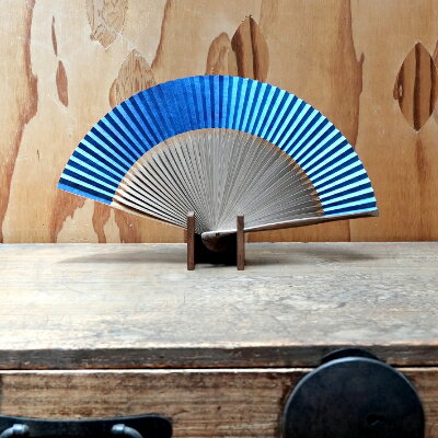 【ふるさと納税】藍染扇子　絞りセンター染分け【杉山江見堂】6寸5分45間 |　扇子 男性 和装 小物 ギフト お祝い 内祝い 伝統 工芸 老舗 記念 箱付 春 夏 秋 冬 高級 浴衣 祭 sensu 青 ブルー ネイビー 紺 サムネイル2