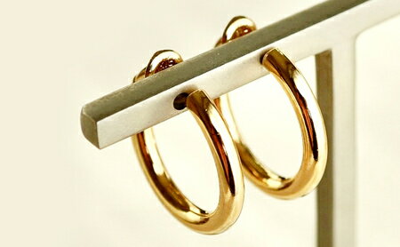 【ふるさと納税】ふるさと納税 ピアスに見える イヤリング ジュエリー イヤーカフ 18金 ジュエリーケース付 保証書付 アクセサリー おしゃれ ギフト プレゼント 山梨県 昭和町K18 イエローゴールド ピアスに見える 地金 イヤリング(直径15mm) 保証書付 KO-0013SWAD010 サムネイル2