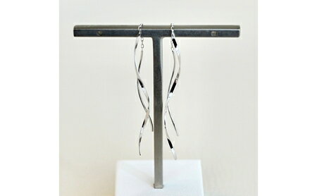 【ふるさと納税】ふるさと納税 ピアス ジュエリー k18 地金 18k 18金 ジュエリーケース付 保証書付 キャッチなし アクセサリー おしゃれ ギフト プレゼント 山梨県 昭和町 母の日K14WG ホワイトゴールド 地金 揺れる ピアス 保証書付 SNO-1914SWAD007 サムネイル2