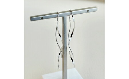 【ふるさと納税】ふるさと納税 ピアス ジュエリー k18 地金 18k 18金 ジュエリーケース付 保証書付 キャッチなし アクセサリー おしゃれ ギフト プレゼント 山梨県 昭和町 母の日K14WG ホワイトゴールド 地金 揺れる ピアス 保証書付 SNO-1914SWAD007 サムネイル3