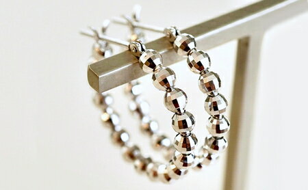 【ふるさと納税】ふるさと納税 ミラーボール フープピアス ジュエリー イヤーカフ 18金 ジュエリーケース付 保証書付 アクセサリー おしゃれ ギフト プレゼント 山梨県 昭和町 母の日K14WG ホワイトゴールド ミラーボール フープ ピアス 保証書付 KO-0016SWAD013 サムネイル2