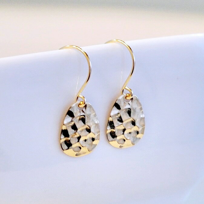 【ふるさと納税】 ふるさと納税 K18 イエローゴールド 地金 テクスチャー フック ピアス 保証書付 ジュエリーケース付 アクセサリー プレゼント 記念日 人気 おすすめ 山梨県 昭和町 K18 イエローゴールド 地金 テクスチャー フック ピアス 保証書付 NO.464 SWAD041 サムネイル3