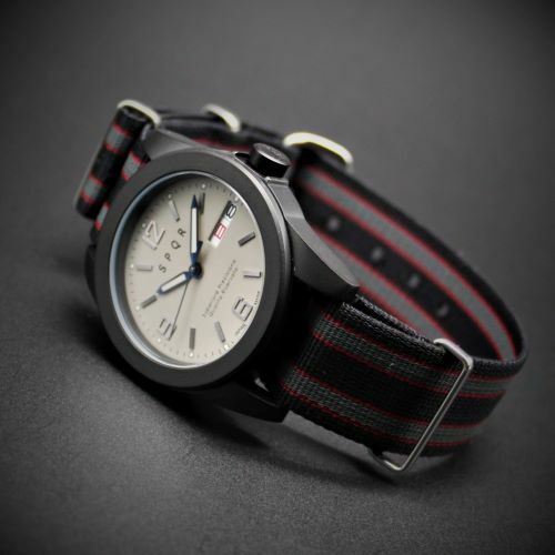 ＜腕時計 クオーツ式＞SPQR masterpiece dd ブラックケース【NATOスタンダードバンド】 | 腕時計 時計 ブランド SPQR スポール メンズ レディース 男女兼用 ギフト プレゼント 贈り物 アイボリー グレイ ブラック 黒