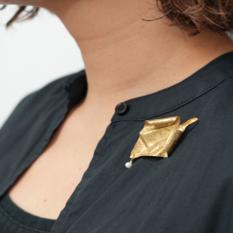 【ふるさと納税】RYONA SONG ブローチ　ドクダミの葉モチーフ ～自然×都会 中山道沿い築100年の古民家工房から、100%ハンドメイドアクセサリーをお届け～ サムネイル3