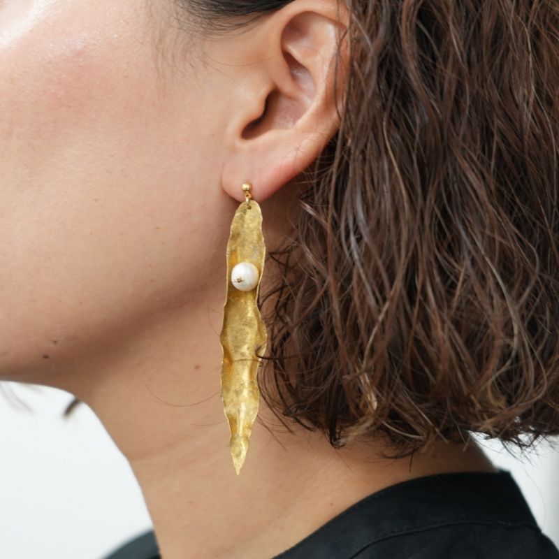 【ふるさと納税】RYONA SONG ピアス/イヤリング　ハナモモの新葉モチーフ ～自然×都会 中山道沿い築100年の古民家工房から、100%ハンドメイドアクセサリーをお届け～ サムネイル3