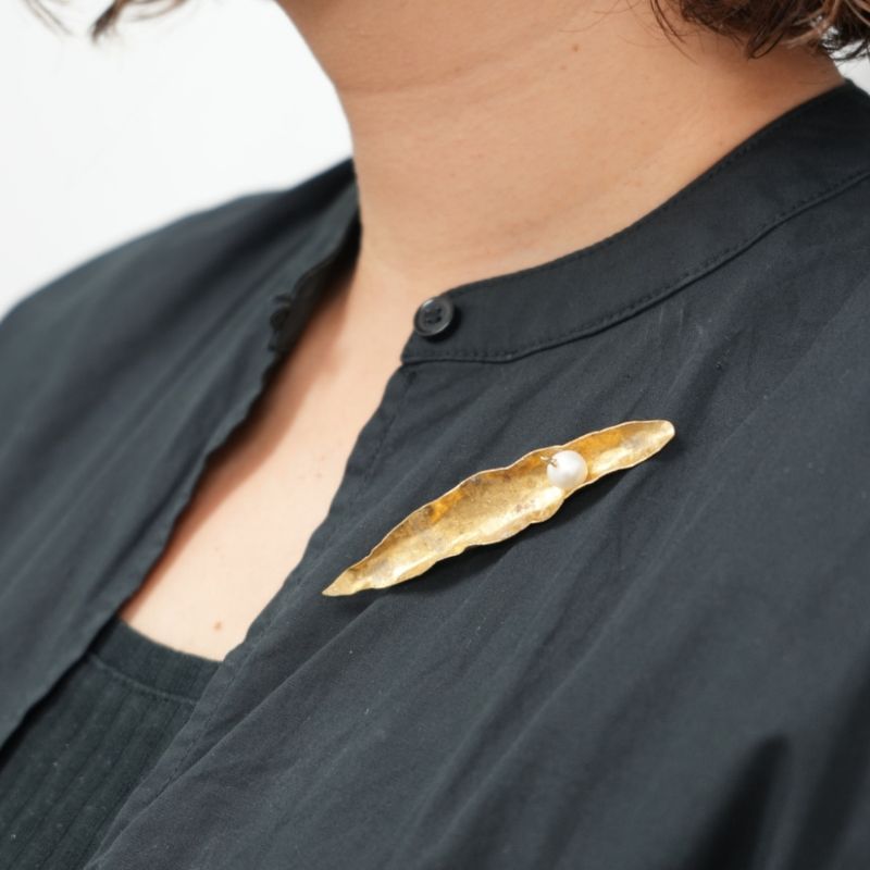 【ふるさと納税】RYONA SONG ブローチ　ハナモモの新葉モチーフ ～自然×都会 中山道沿い築100年の古民家工房から、100%ハンドメイドアクセサリーをお届け～ サムネイル3