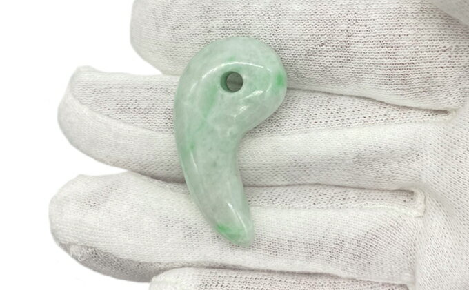 【ふるさと納税】勾玉 ヒスイ 天然石 ペンダント アクセサリー 翡翠　【ファッション・アクセサリー・ペンダント・勾玉・ヒスイ・天然石・翡翠】 サムネイル2