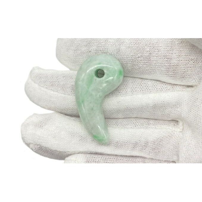 勾玉 ヒスイ 天然石 ペンダント アクセサリー 翡翠　【ファッション・アクセサリー・ペンダント・勾玉・ヒスイ・天然石・翡翠】