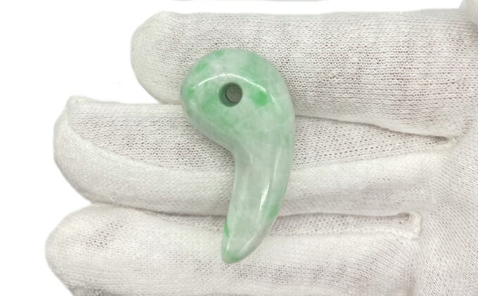 【ふるさと納税】勾玉 ヒスイ 天然石 ペンダント アクセサリー 翡翠　【ファッション・アクセサリー・ペンダント・勾玉・ヒスイ・天然石・翡翠】 サムネイル3