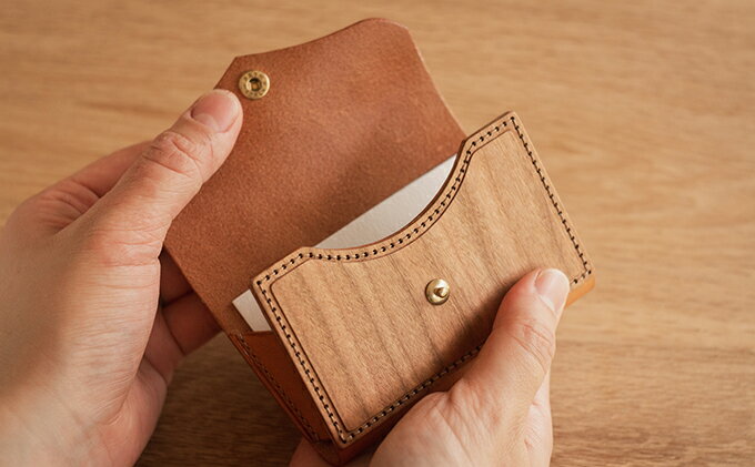 【ふるさと納税】木×革 カードケース キャメル 茶色 木製 革製品 名刺入れ 名刺ケース カード入れ おしゃれ かわいい レザー 雑貨 ファッション雑貨 ファッション小物 日用品 ビジネス 長野 長野県 箕輪町 サムネイル3