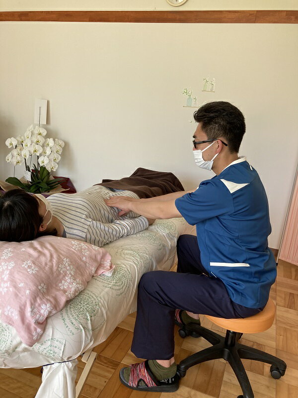 【ふるさと納税】【飯綱町にお住まいの方へ贈る】 見守り付き 訪問 整体 90分 《 3回券 》 ヒューマンステーション安 長野県 飯綱町〔 訪問 整体 見守り 作業療法士 91500円 〕 サムネイル3