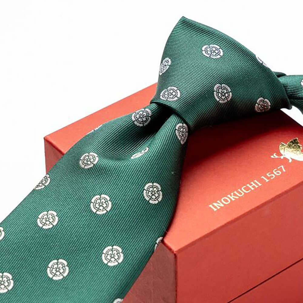 【ふるさと納税】【選べるカラー】ネクタイ シルク ネクタイ （INOKUCHI1567 ） 織田木瓜柄 エンジ色 ビジネス スーツ メンズ 人気 高級 国産 絹 家紋 歴史 伝統 かっこいい 上品 フォーマル カジュアル 冠婚葬祭 ギフト 就職祝い 岐阜市 / 皐月屋[ANBR012-13] サムネイル3
