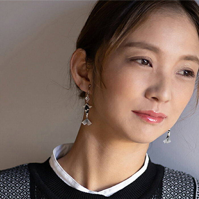 【ふるさと納税】イヤリング (E)Ko02-006 鯉 青紫 イヤリング 美濃和紙 アクセサリー 真鍮 レジン 両耳用 手作り 耳飾り ギフト プレゼント 人気 レディース 和雑貨 和装 揺れる 花 フラワーモチーフ 鈴蘭 すずらん ホワイト 白 上品 繊細 岐阜市/家田紙工[ANCA008] サムネイル3