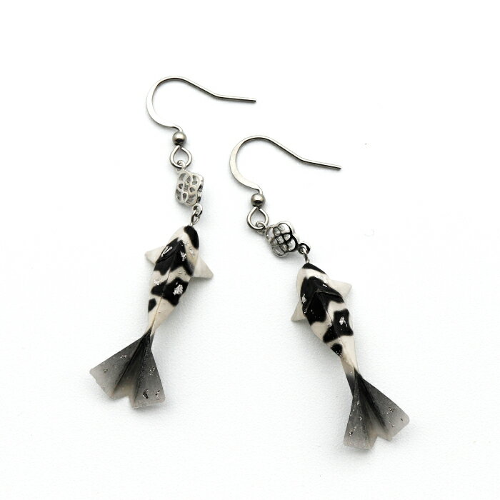 【ふるさと納税】ピアス (P)Ko01-002 鯉 黒 ピアス 美濃和紙 アクセサリー ステンレス レジン 両耳用 手作り 耳飾り ギフト プレゼント 人気 レディース 和雑貨 和装 揺れる 花 フラワーモチーフ 鈴蘭 すずらん ホワイト 白 上品 繊細 岐阜市/家田紙工[ANCA015] サムネイル2