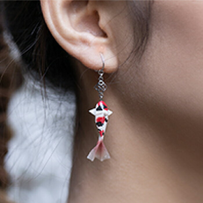 【ふるさと納税】ピアス (P)Ko01-001 鯉 赤黒 ピアス 美濃和紙 アクセサリー ステンレス レジン 両耳用 手作り 耳飾り ギフト プレゼント ギフト レディース 和装 揺れる 花 すずらん ホワイト 白 上品 繊細 プレゼント 贈り物 岐阜県 岐阜 岐阜市/家田紙工[ANCA017] サムネイル3