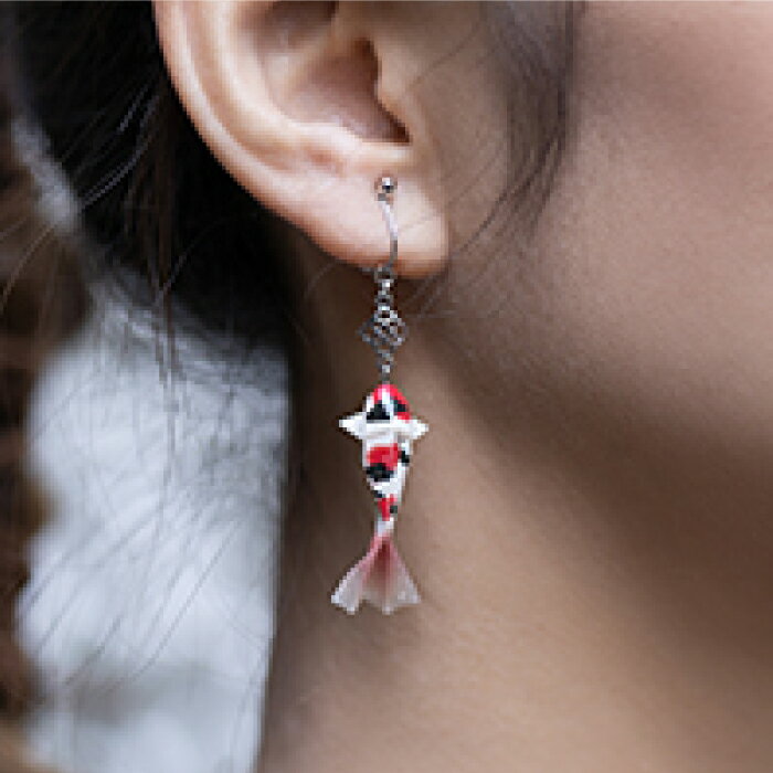 【ふるさと納税】イヤリング (E)Ko02-001 鯉 赤黒 イヤリング 美濃和紙 アクセサリー 真鍮 レジン 両耳用 手作り 耳飾り ギフト プレゼント 人気 レディース 和雑貨 和装 揺れる 花 フラワーモチーフ 鈴蘭 すずらん ホワイト 白 上品 繊細 岐阜市/家田紙工[ANCA018] サムネイル3