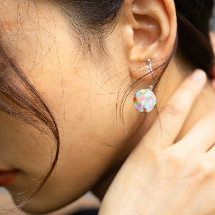 【ふるさと納税】イヤリング (E)vd02-008 Balle 鱗 カラフル イヤリング 美濃和紙 アクセサリー レジン ガラスビーズ 真鍮 両耳用 手作り 耳飾り ギフト 人気 かわいい レディース 和装 揺れる 花 すずらん ホワイト 白 上品 繊細 岐阜県 岐阜 岐阜市/家田紙工[ANCA024] サムネイル3