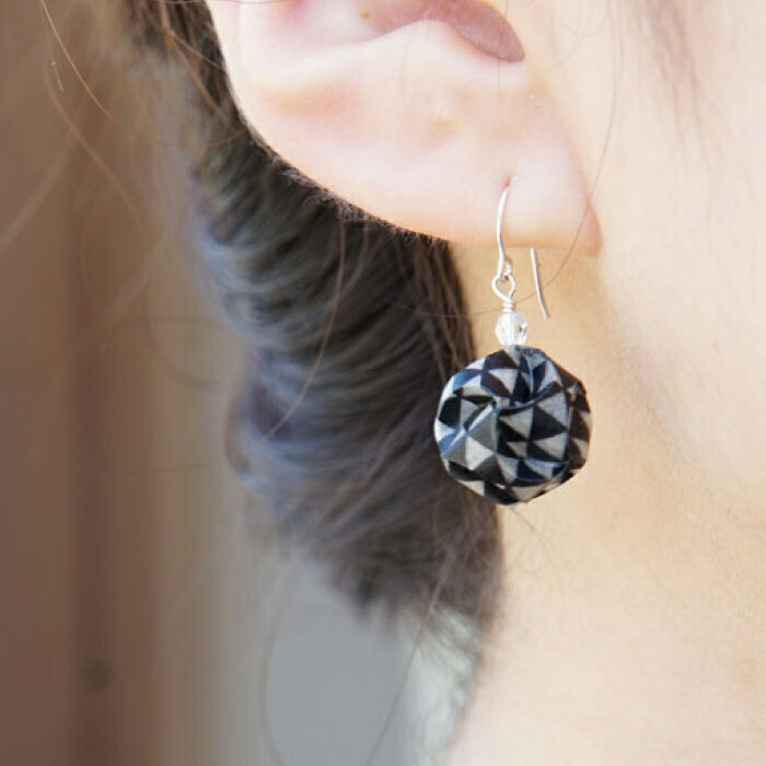 【ふるさと納税】(P)vd01-007 Balle 鱗 ブラック ピアス 美濃和紙 アクセサリー レジン ガラスビーズ ゴールドフィルド スターリングシルバー 両耳用 手作り プレゼント 岐阜市/家田紙工[ANCA025] サムネイル2