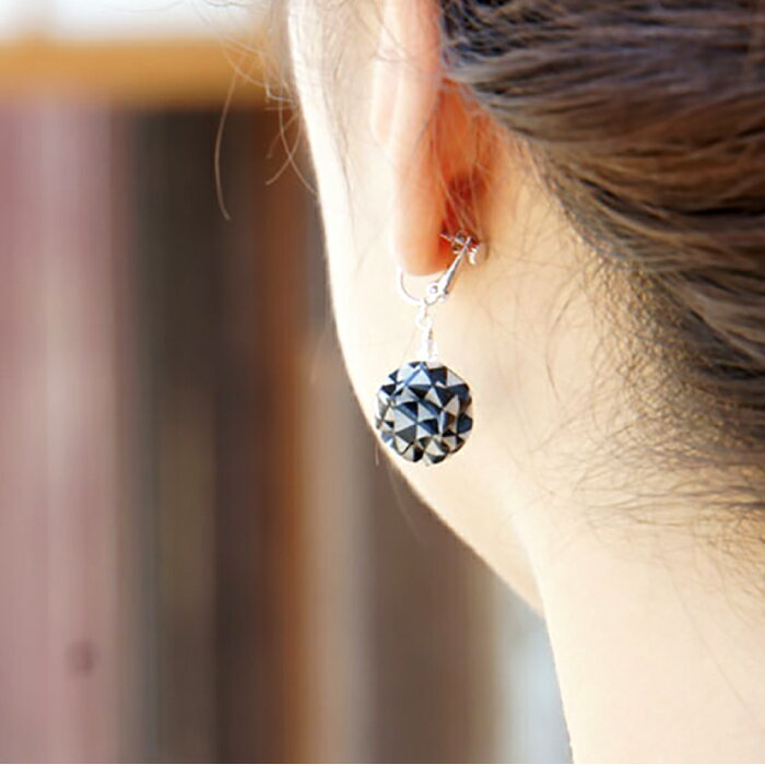 【ふるさと納税】イヤリング (E)vd02-007 Balle 鱗 ブラック イヤリング 美濃和紙 アクセサリー レジン ガラスビーズ 真鍮 両耳用 手作り 耳飾り ギフト 人気 かわいい レディース 和装 揺れる 花 すずらん ホワイト 白 上品 繊細 岐阜県 岐阜 岐阜市/家田紙工[ANCA026] サムネイル2