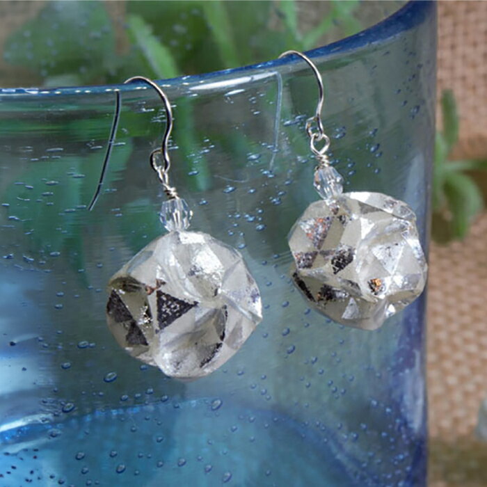 【ふるさと納税】ピアス (P)vd01-006 Balle 鱗 シルバー ピアス 美濃和紙 アクセサリー レジン ガラスビーズ ゴールドフィルド スターリングシルバー 両耳用 手作り 耳飾り ギフト レディース 和装 揺れる 花 すずらん ホワイト 白 上品 繊細 岐阜市/家田紙工[ANCA027] サムネイル2