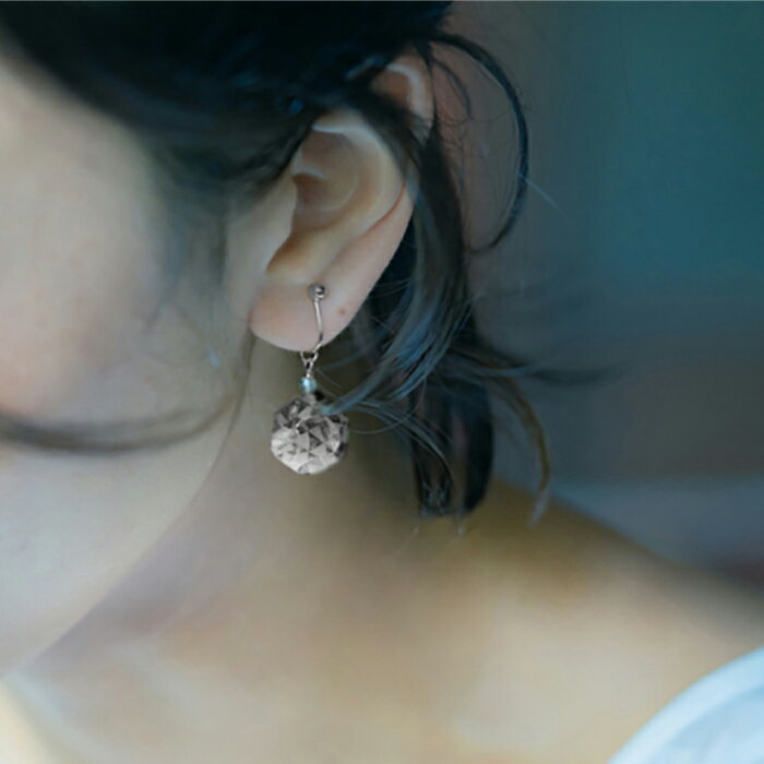 【ふるさと納税】ピアス (P)vd01-006 Balle 鱗 シルバー ピアス 美濃和紙 アクセサリー レジン ガラスビーズ ゴールドフィルド スターリングシルバー 両耳用 手作り 耳飾り ギフト レディース 和装 揺れる 花 すずらん ホワイト 白 上品 繊細 岐阜市/家田紙工[ANCA027] サムネイル3