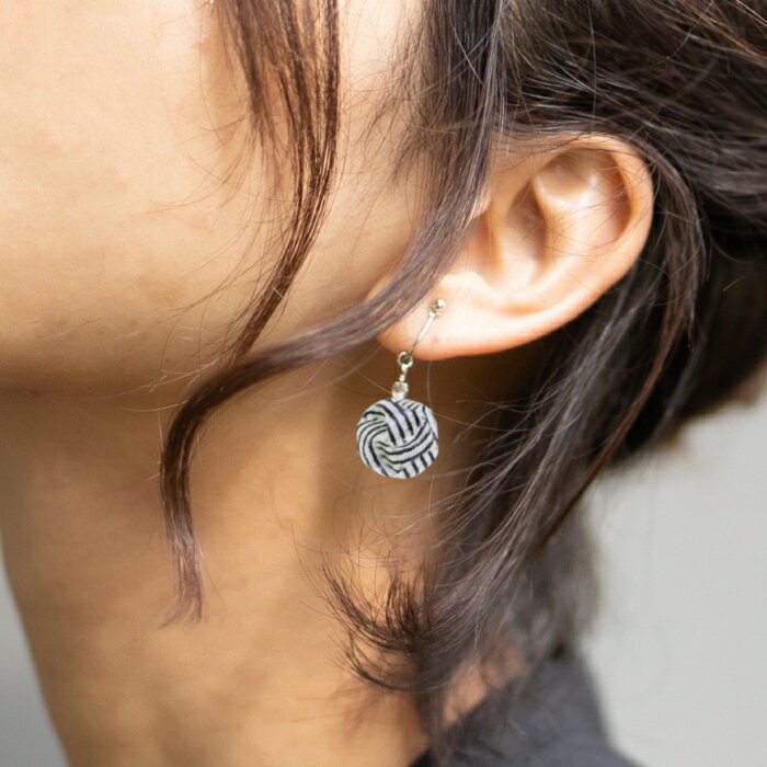 【ふるさと納税】イヤリング (E)vd02-003 Balle 縞 ブラック イヤリング 美濃和紙 アクセサリー レジン ガラスビーズ 真鍮 両耳用 手作り 耳飾り ギフト レディース 和装 揺れる 花 すずらん ホワイト 白 上品 繊細 贈り物 岐阜県 岐阜 岐阜市/家田紙工[ANCA034] サムネイル2