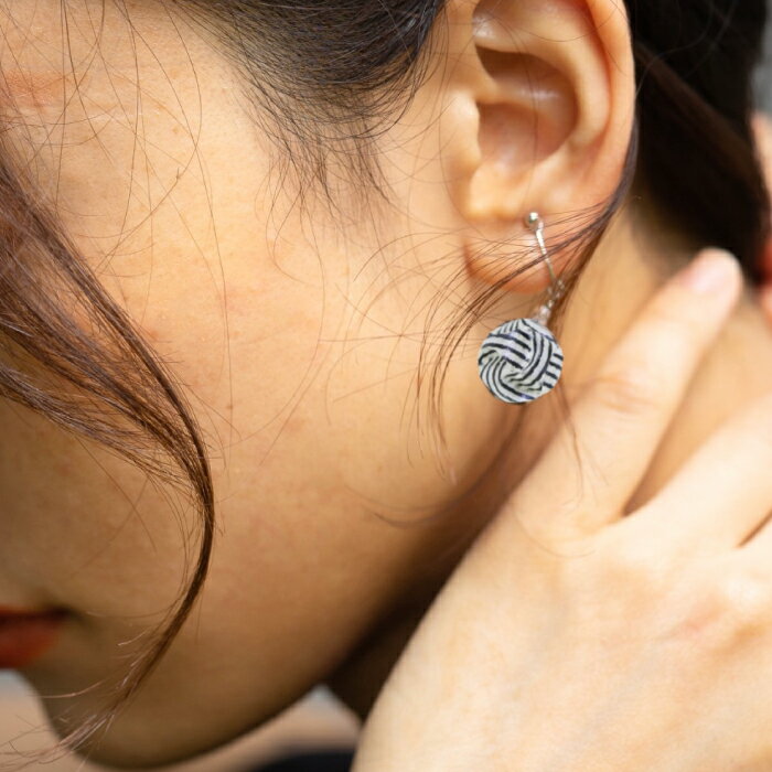 【ふるさと納税】イヤリング (E)vd02-003 Balle 縞 ブラック イヤリング 美濃和紙 アクセサリー レジン ガラスビーズ 真鍮 両耳用 手作り 耳飾り ギフト レディース 和装 揺れる 花 すずらん ホワイト 白 上品 繊細 贈り物 岐阜県 岐阜 岐阜市/家田紙工[ANCA034] サムネイル3