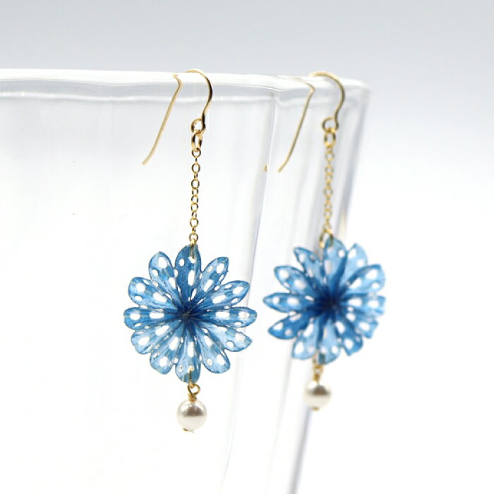 【ふるさと納税】ピアス (P)mk05-021 水くるま 郡上藍染 パール ピアス ガラスビーズ ゴールドフィルド 美濃和紙 両耳用 手作り 耳飾り ギフト プレゼント レディース 和装 揺れる 花 すずらん ホワイト 白 おすすめ 人気 藍染 上品 繊細 岐阜市/家田紙工[ANCA041] サムネイル2