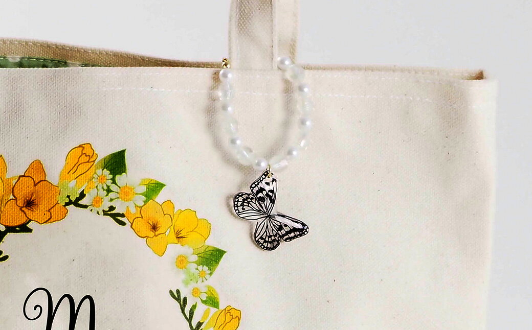 【ふるさと納税】 【名入れオーダー】ハナリエ 誕生花とともに心に刻むトートバッグ チャーム付き＜選べる誕生花＞ 誕生日 お祝い プレゼント 化粧ポーチ 小物入れ 花柄岐阜県 大垣市 サムネイル3