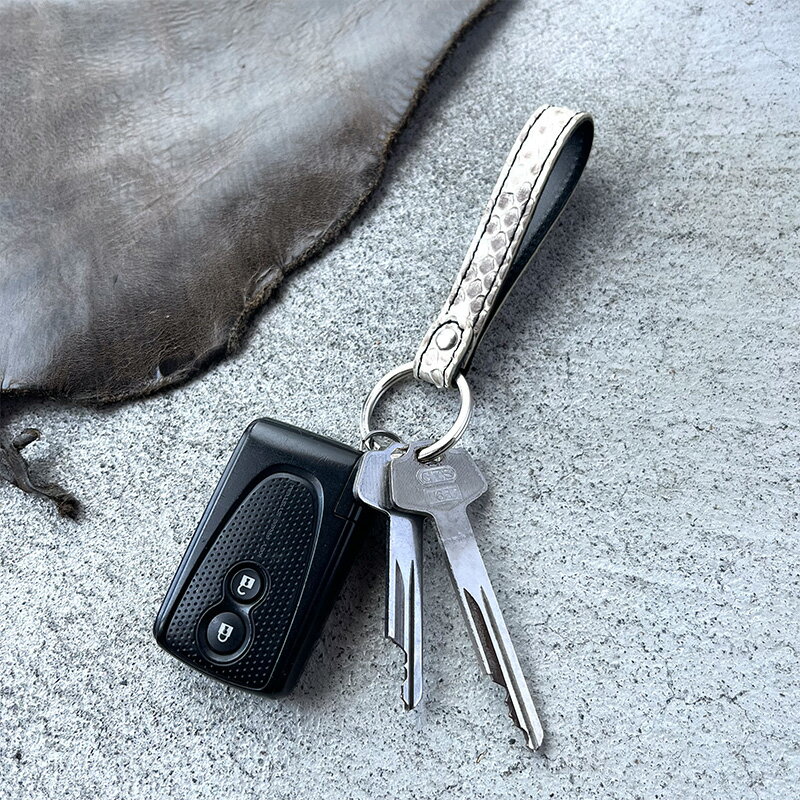 本革 キーホルダー ダイヤモンドパイソンレザー ファッション小物 イタリアンレザー プレゼント ギフト