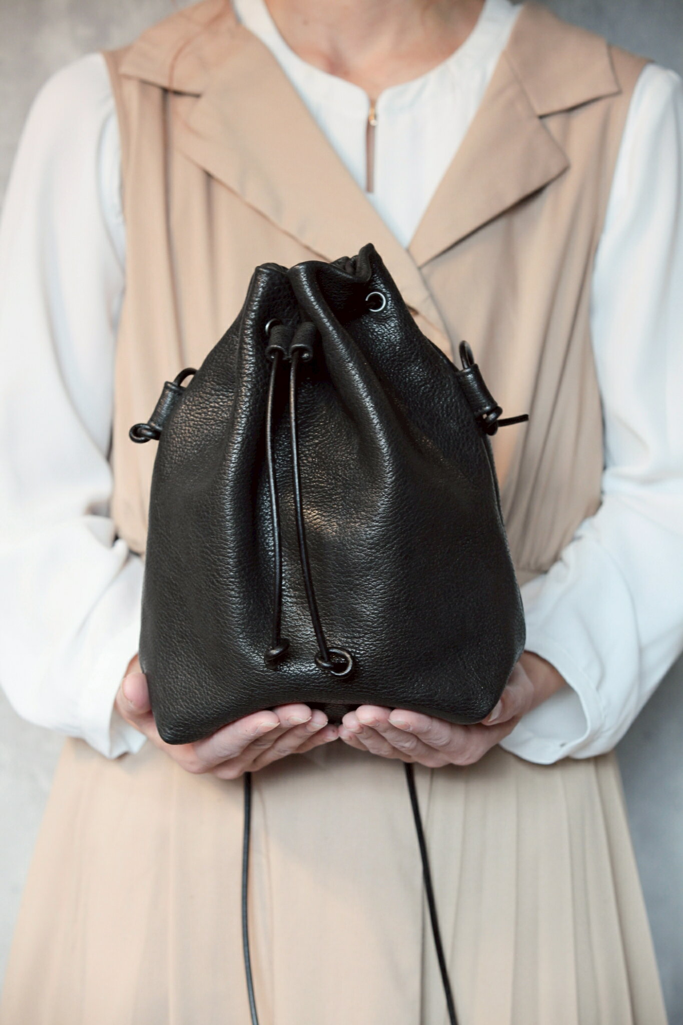 【受注生産】RUNTO（るんと）ー日常に寄り添う、鹿革巾着バック ブラック 黒色 ジビエ 鹿革 豚革 牛革 おしゃれ アパレル ファッション バッグ アウトドア 収納 かわいい レディース 男女兼用 国産 日本産 [mt1689]| 本巣市 岐阜県