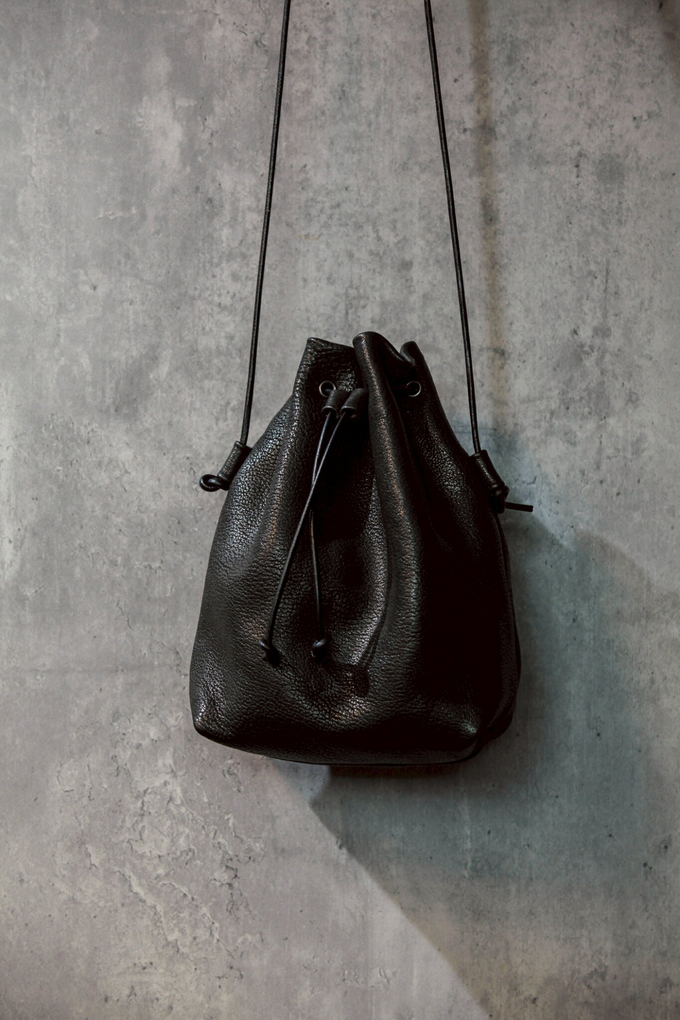 【ふるさと納税】【受注生産】RUNTO（るんと）ー日常に寄り添う、鹿革巾着バック ブラック 黒色 ジビエ 鹿革 豚革 牛革 おしゃれ アパレル ファッション バッグ アウトドア 収納 かわいい レディース 男女兼用 国産 日本産 [mt1689]| 本巣市 岐阜県 サムネイル2