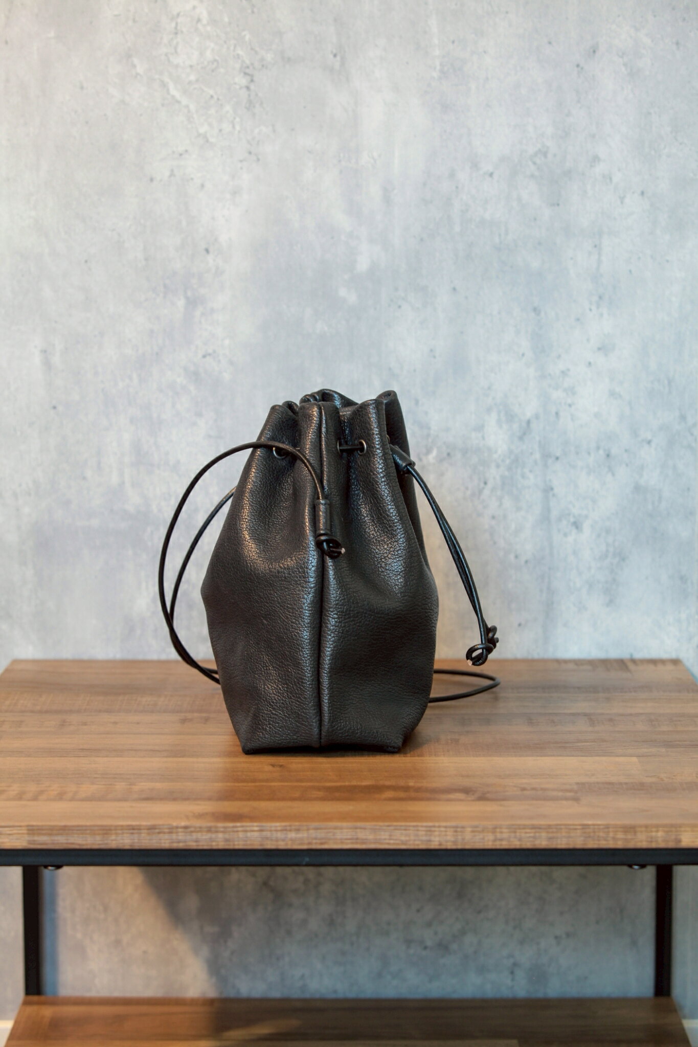 【ふるさと納税】【受注生産】RUNTO（るんと）ー日常に寄り添う、鹿革巾着バック ブラック 黒色 ジビエ 鹿革 豚革 牛革 おしゃれ アパレル ファッション バッグ アウトドア 収納 かわいい レディース 男女兼用 国産 日本産 [mt1689]| 本巣市 岐阜県 サムネイル3