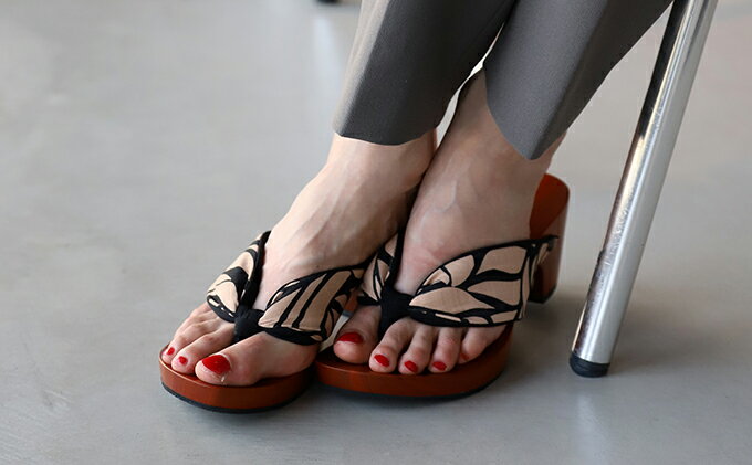 【ふるさと納税】下駄　hitete 6.5cm KC-18A リーフ/ベージュ・黒 | トングサンダル くつ げた サンダル ミュール ファッション 人気 おすすめ 送料無料 サムネイル2