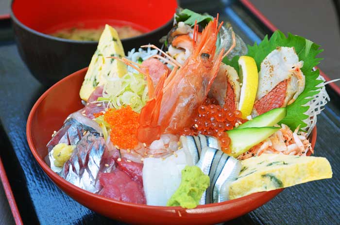 G2*【定期便 全2回】伊東魚市場より仕入れる地魚てんこ盛り！お食事処信海の「信海丼」お食事券1枚 半年に2回発送