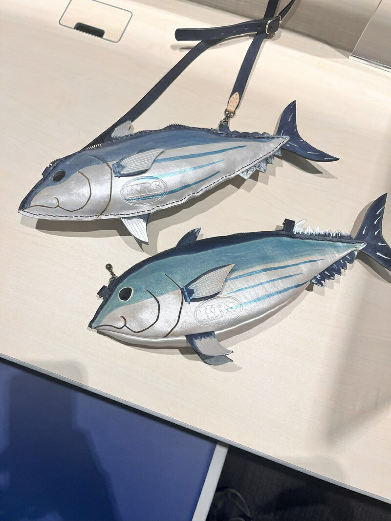 【ふるさと納税】 焼津市 ロシアン佐藤 ポシェット 牛革 かつお型ポシェット 牛ヌメ革 国産 a74-003 サムネイル2