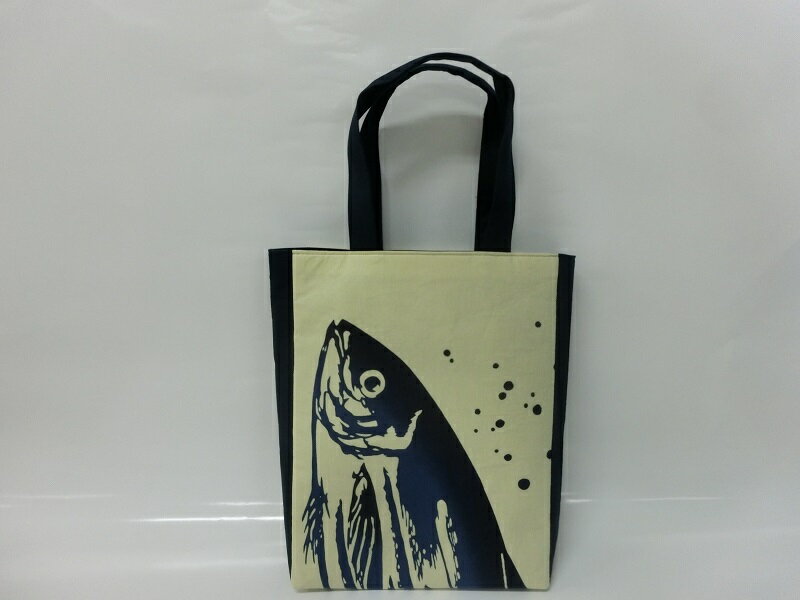 【ふるさと納税】 バッグ トートバッグ たて型 巾着 かつお柄 鰹 選べる 3色 白 クリーム 水色 魚 鞄 焼津 手ぬぐい a10-829 サムネイル2