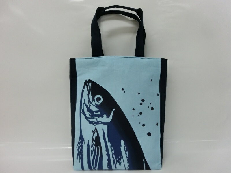 【ふるさと納税】 バッグ トートバッグ たて型 巾着 かつお柄 鰹 選べる 3色 白 クリーム 水色 魚 鞄 焼津 手ぬぐい a10-829 サムネイル3