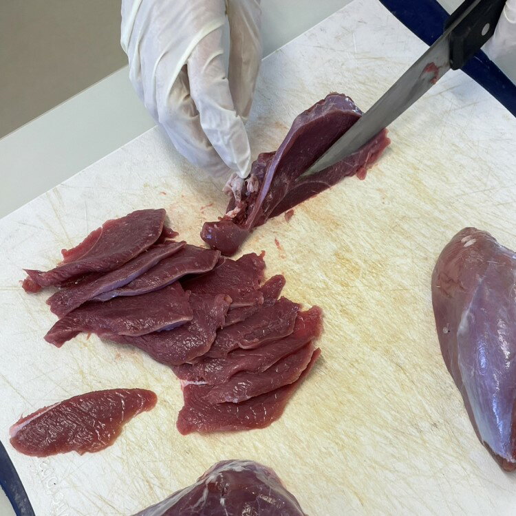 【ふるさと納税】【楽天限定】富士山の麓で愛犬のおやつ作り‘無添加鹿肉ジャーキー作り’＆鹿革クラフト体験(2～4名)｜体験 チケット サムネイル3