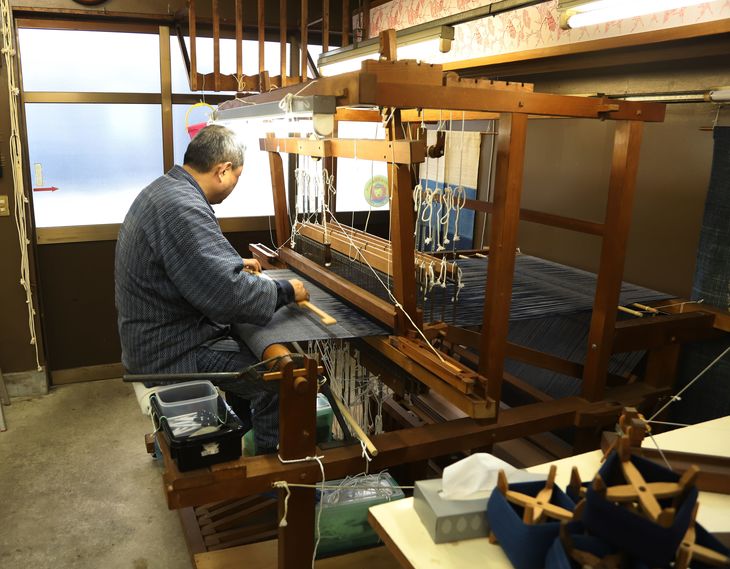 【ふるさと納税】天然にこだわった自慢の逸品　【みくりや染織】正藍染手織り木綿作務衣上下一式（上下刺し子織り） サムネイル2