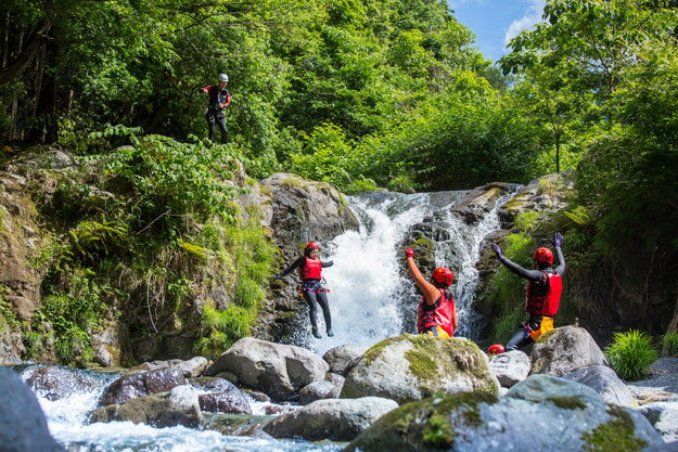【ふるさと納税】伊豆 修善寺 の清流で キャニオニング 体験 滝 ツアー アウトドア アクティビティ レジャー スポーツ 初心者 遊び 自然 大自然 利用券 チケット 親子 家族 カップル 友達 子供 大人 学生 静岡県 伊豆市 D-022 - 画像2