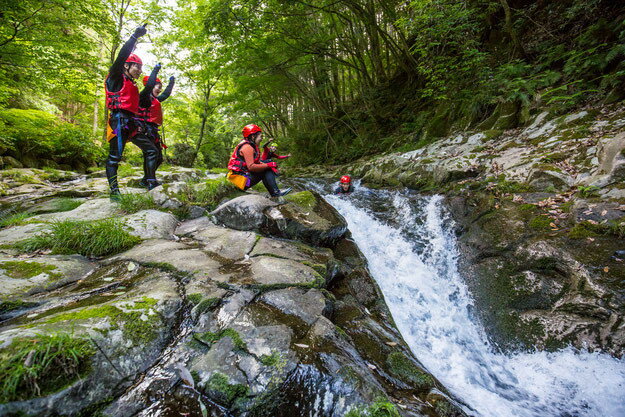 【ふるさと納税】伊豆 修善寺 の清流で キャニオニング 体験 滝 ツアー アウトドア アクティビティ レジャー スポーツ 初心者 遊び 自然 大自然 利用券 チケット 親子 家族 カップル 友達 子供 大人 学生 静岡県 伊豆市 D-022 - 画像3