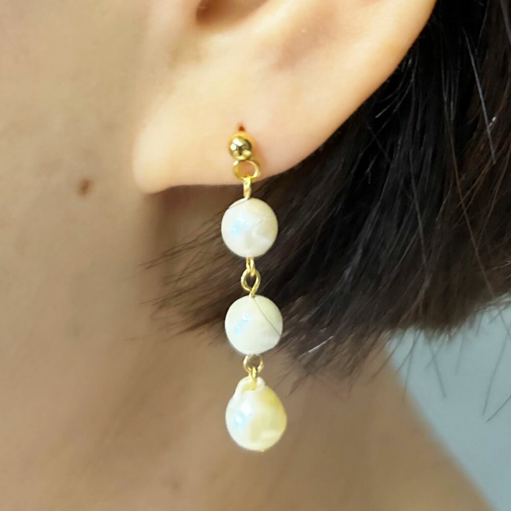 【ふるさと納税】本真珠の3粒ピアス【規格外本真珠使用】1組 専用ケース付き アコヤ貝本真珠 本真珠 真珠 ピアス アクセサリー ジュエリー 両耳用 サージカルステンレス316L 表面ニッケルフリーメッキ使用 静岡県 菊川市 送料無料 サムネイル3